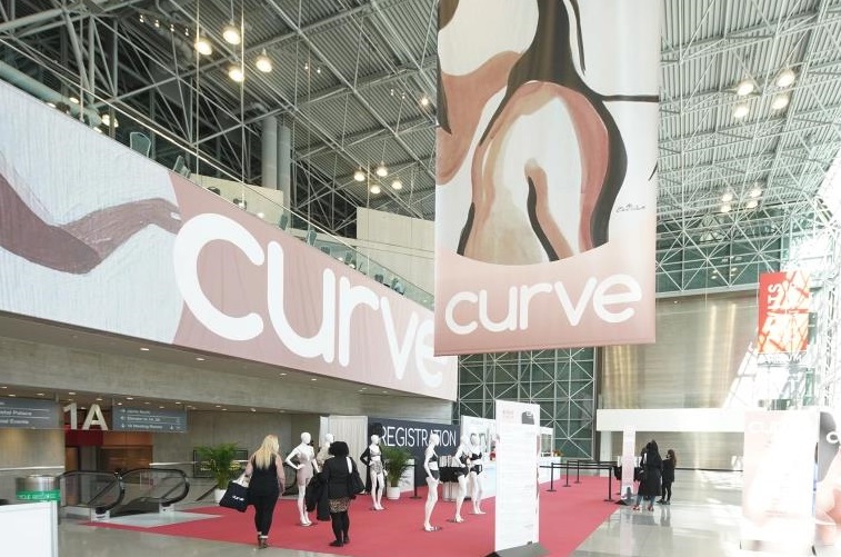 2026年美国纽约内衣展览会Curve New York参展商与海外采购商展台洽谈现场
