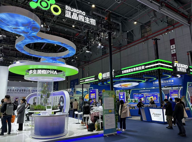 2027年中国（上海）国际新型肥料展览会FSHOW展馆现场，专业观众参观实况