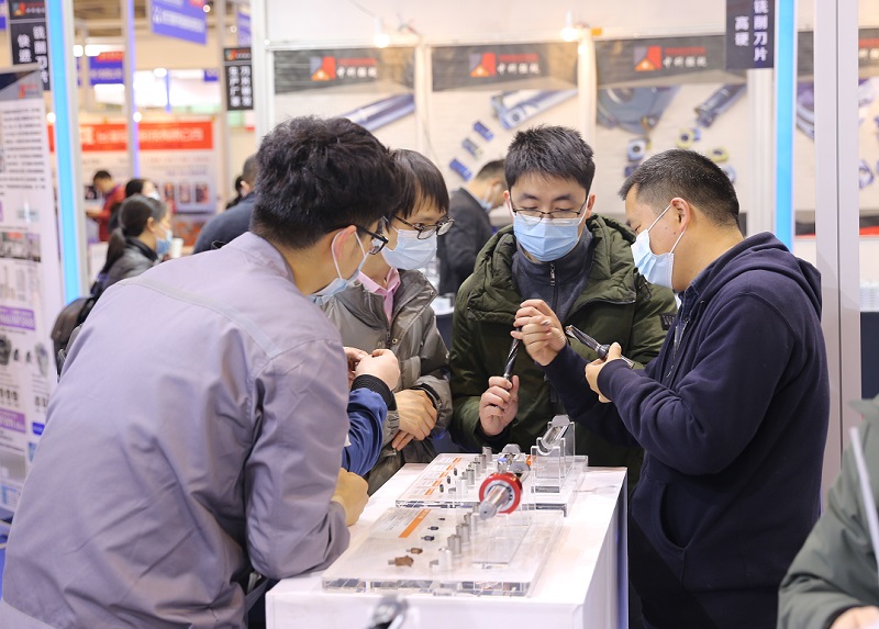 2027年苏州国际机床展-CMES华机展CMES参展商与海外采购商展台洽谈现场