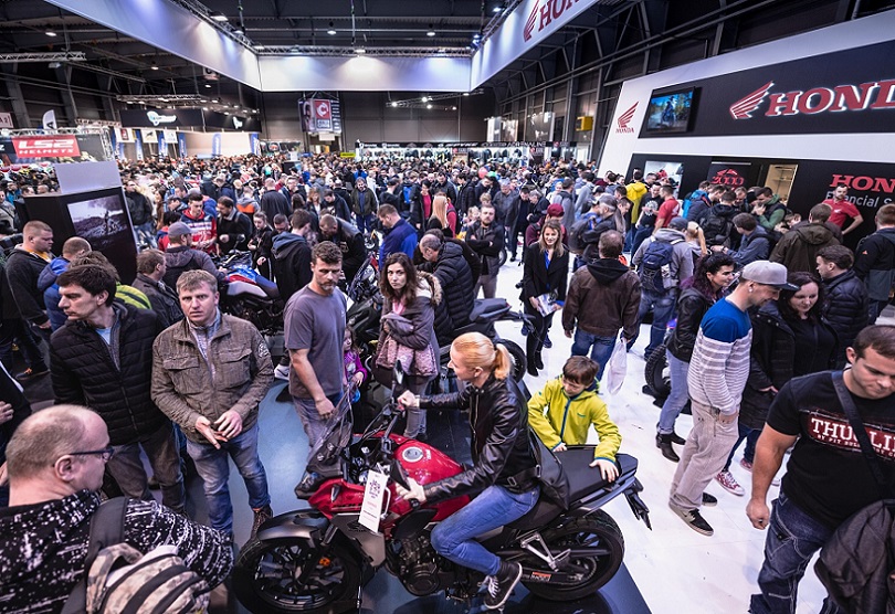 2026年捷克布尔诺摩托车展览会MOTOSALON展馆现场，专业观众参观实况