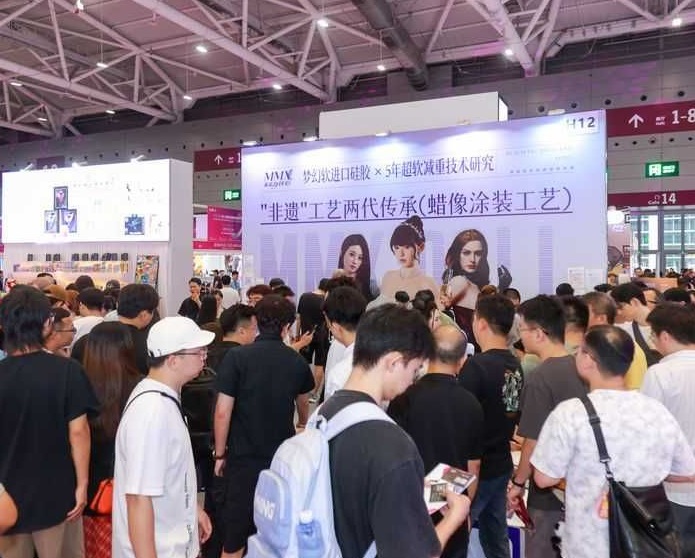 2027年深圳国际成人健康保健用品展览会SZI EXPO展馆现场,专业观众参观实况