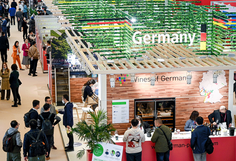 2026年上海国际葡萄酒、红酒、烈酒贸易展览会ProWine参展商与海外采购商展台洽谈现场