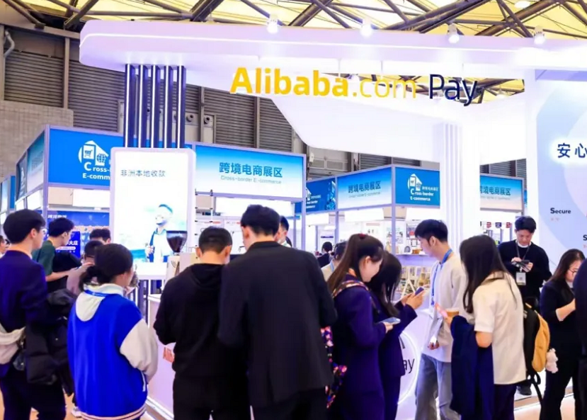2027年上海华东进出口商品交易会-华交会EAST CHINA FAIR参展商与海外采购商展台洽谈现场