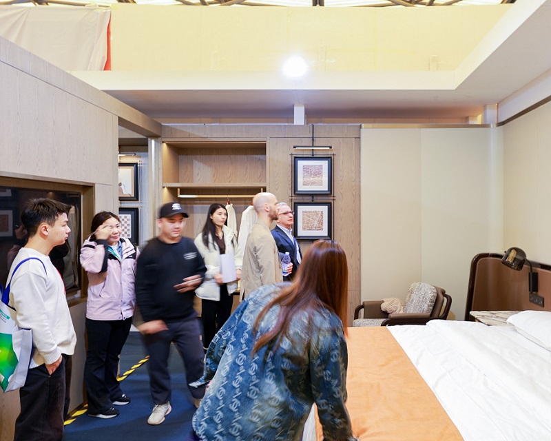 2027年上海国际酒店家具、商用定制及软装设计展览会H+R Design Expo展馆现场,专业观众参观实况