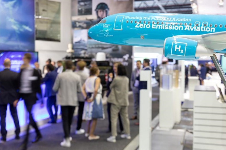 2028年德国柏林航空航天展览会ILA Berlin参展商与海外采购商展台洽谈现场