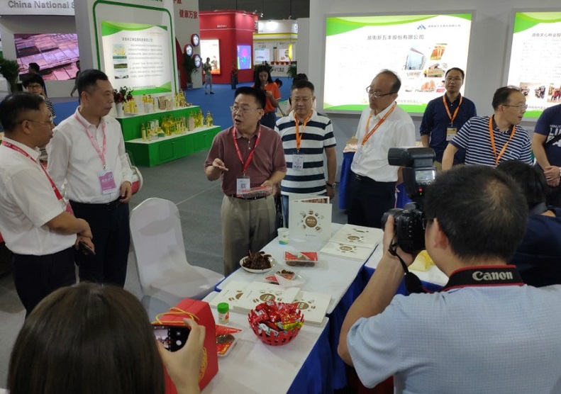 2027年（湖南）第十七届国际食用油产业博览会IGPE参展商与海外采购商展台洽谈现场