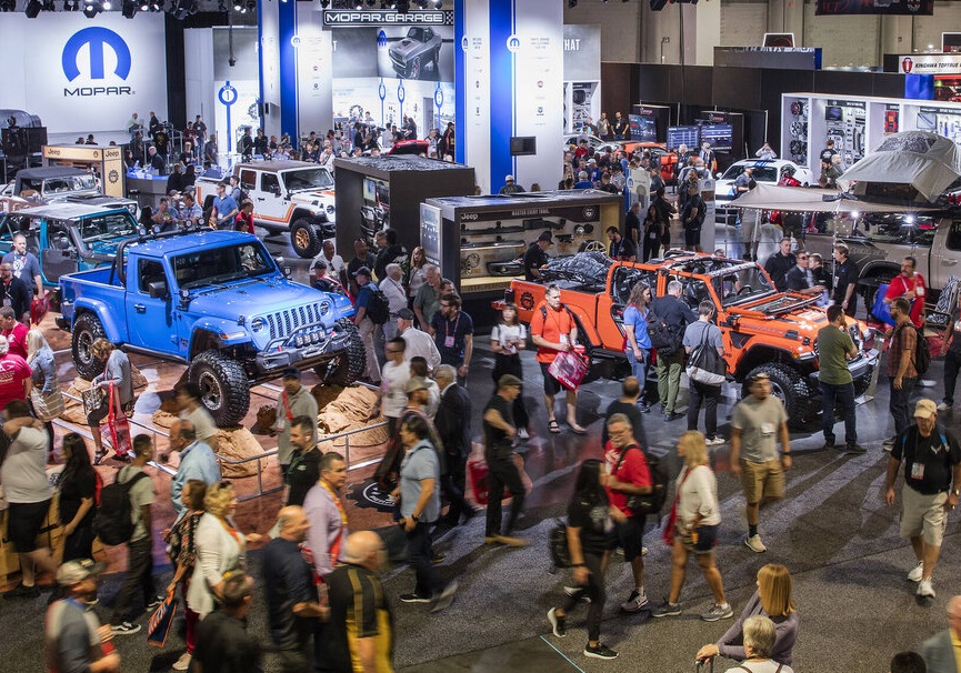 2026年美国拉斯维加斯改装车展览会SEMA SHOW参展商与海外采购商展台洽谈现场
