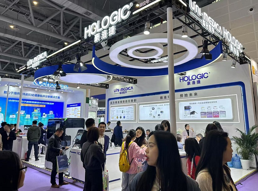 2026年中国国际检验医学暨输血仪器试剂展览会CACLP展馆现场，专业观众参观实况