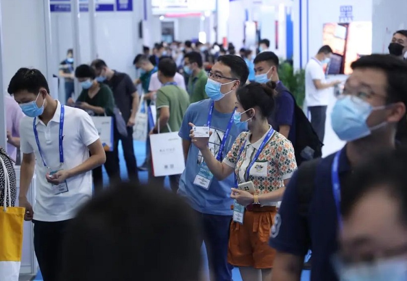 2027年中国(国际)广州商用显示系统产业领袖峰会CBDS参展商与海外采购商展台洽谈现场