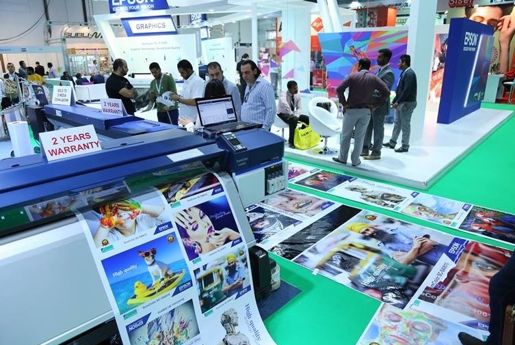 2026年中东迪拜广告展览会SGI MENA展馆现场，专业观众参观实况