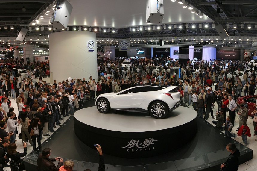 2027年俄罗斯莫斯科汽车配件展览会InterAuto Mechanika参展商与海外采购商展台洽谈现场