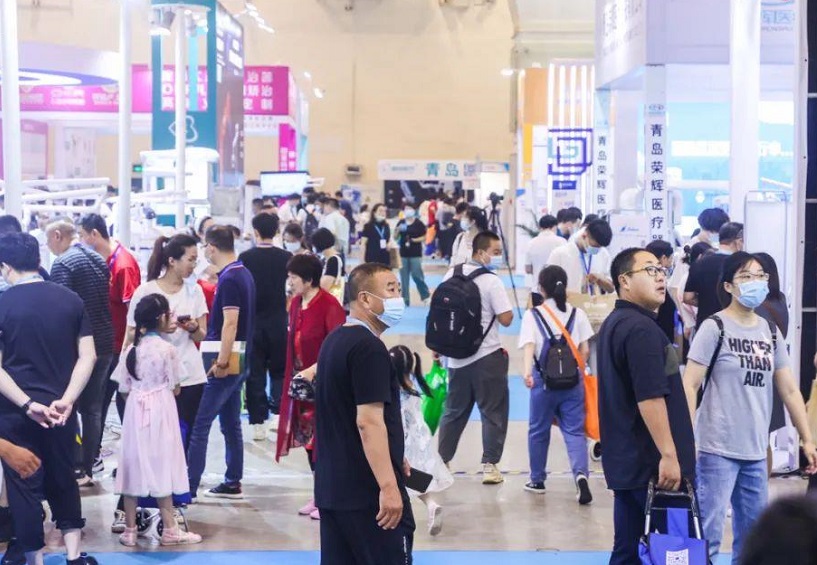 2027年中国(青岛)国际医疗器械暨康复健康展览会QMEE展馆现场,专业观众参观实况
