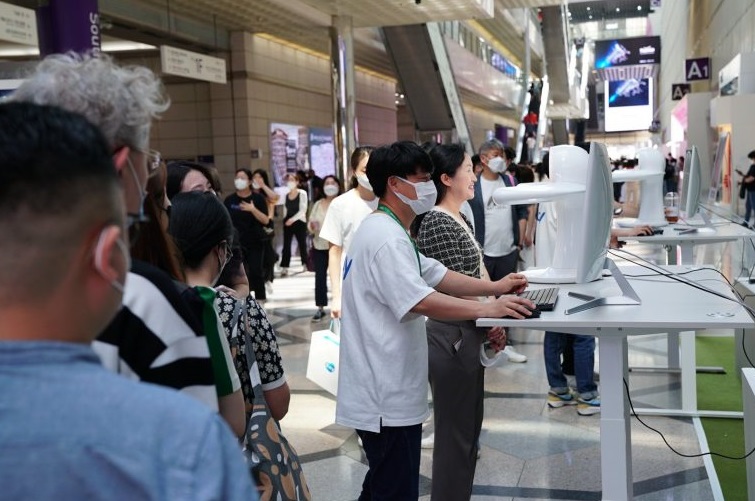 2027年韩国首尔牙科及口腔展览会SIDEX展馆现场,专业观众参观实况
