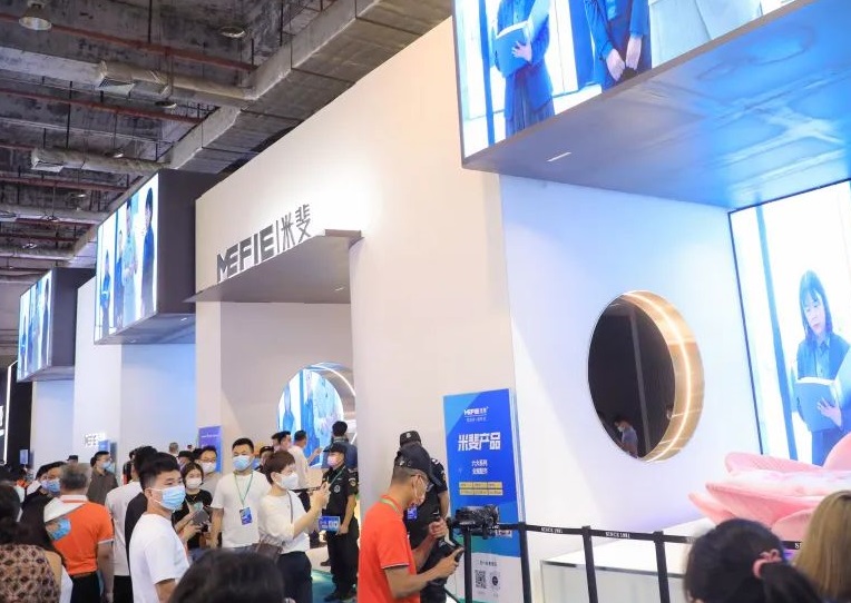 2027年东莞设计周DDWDongguan Design Week参展商与海外采购商展台洽谈现场