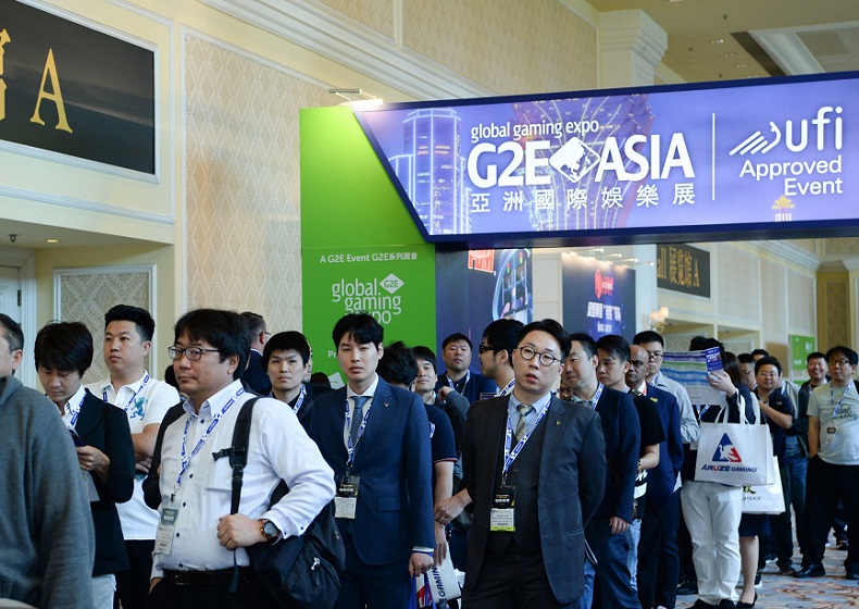 2027年澳门亚洲博彩展-亚洲国际娱乐展G2E Asia参展商与海外采购商展台洽谈现场