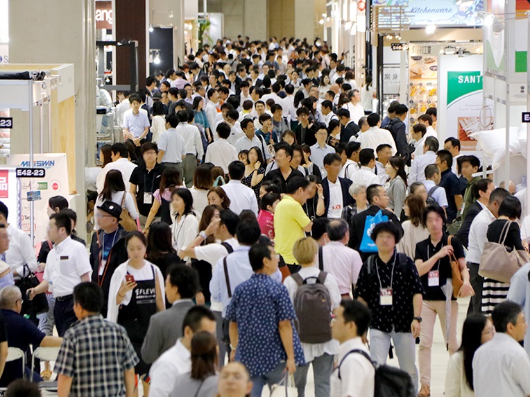 2027年日本东京文具办公用品展览会ISOT TOKYO展馆现场,专业观众参观实况