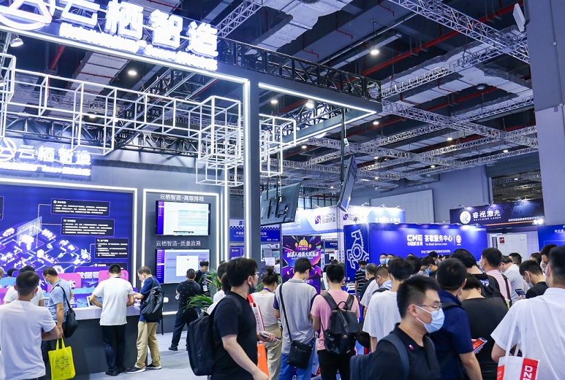 2027年上海国际AGV小车与智能仓储展览会AGV CHINA展馆现场，专业观众参观实况