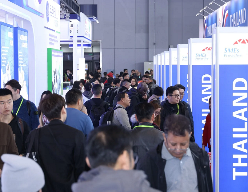2026年上海法兰克福汽配展览会Automechanika Shanghai参展商与海外采购商展台洽谈现场