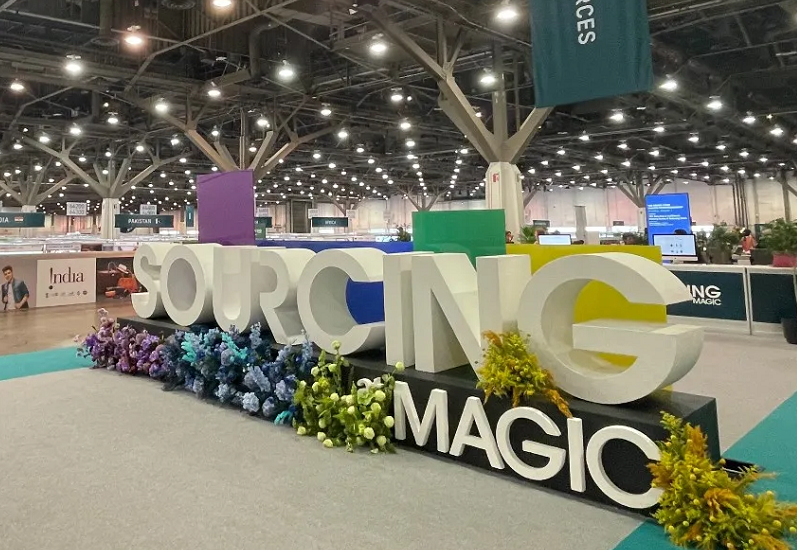 2026年美国拉斯维加斯秋季服装展MAGIC SHOW参展商与海外采购商展台洽谈现场