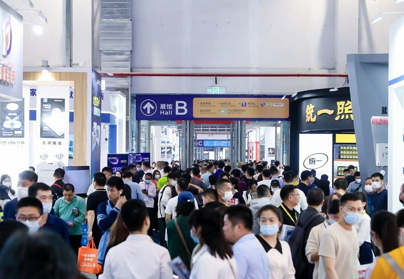 2027年古镇灯博会夏季-中山灯饰展GILF参展商与海外采购商展台洽谈现场