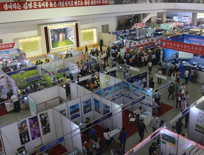 2027年朝鲜平壤春季国际商品展览会North Korean Commodity Exhibition展馆现场，专业观众参观实况
