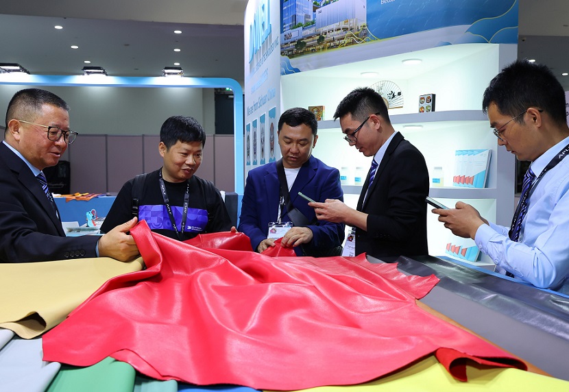 2027年香港时尚服装及配饰展览会Fashion Access参展商与海外采购商展台洽谈现场