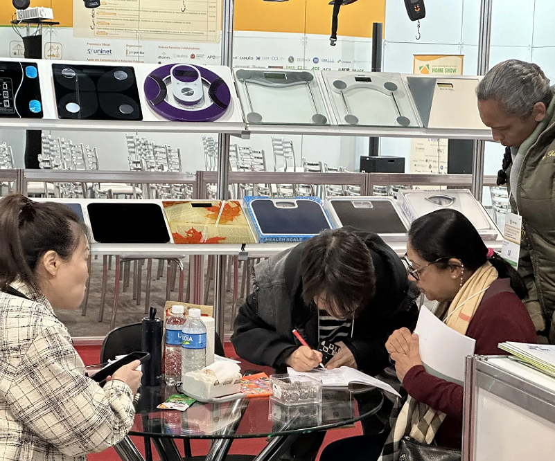 2027年巴西圣保罗家庭用品礼品展览会Home Show Brazil参展商与海外采购商展台洽谈现场