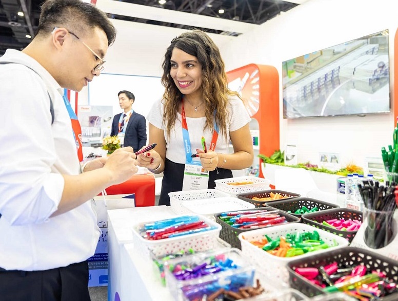 2027年中东迪拜文具及办公用品展览会Paperworld Middle East展馆现场,专业观众参观实况