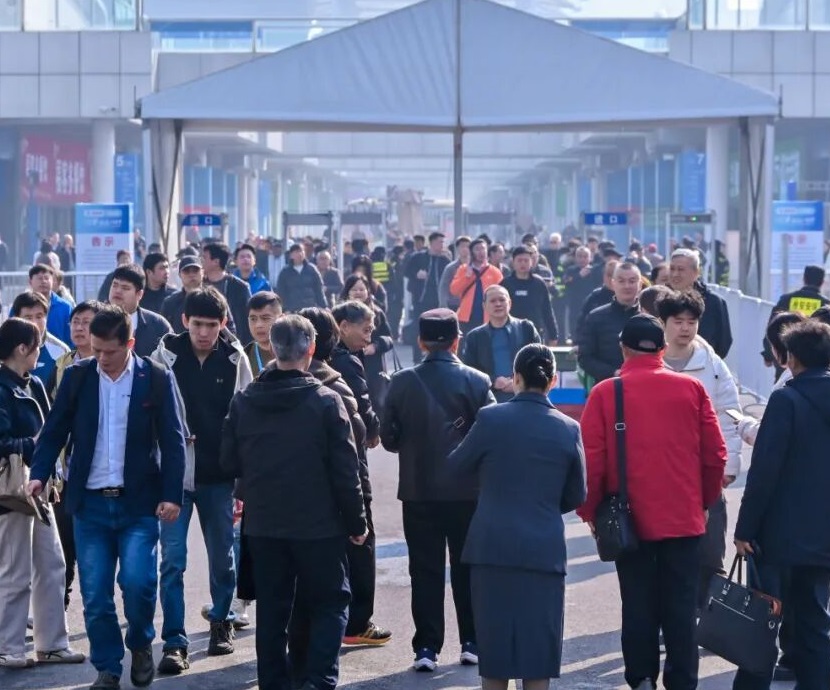 2026年合肥亚太塑料橡胶工业展-合肥橡塑展Asia Pacific Rubber and Plastic Exhibition展馆现场,专业观众参观实况
