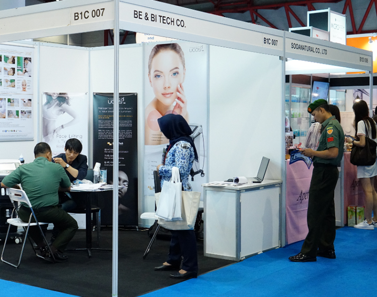 2027年印尼雅加达口腔展览会INDO Medicare Expo展馆现场，专业观众参观实况