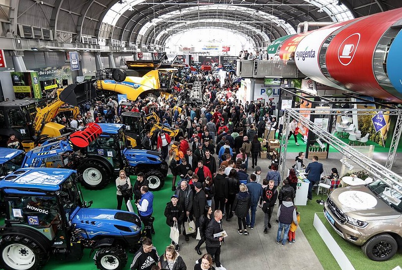 2027年波兰农业及农业机械展览会AGROTECH参展商与海外采购商展台洽谈现场