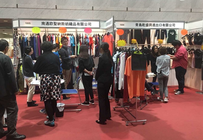 2026年日本东京服装成衣展览会AFF参展商与海外采购商展台洽谈现场