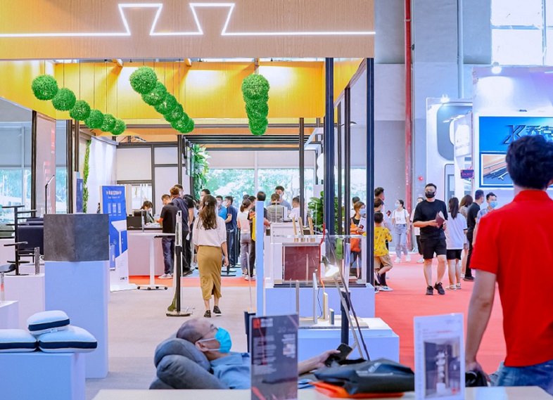 2027年广州国际办公家具及商业空间展览会CIFF展馆现场，专业观众参观实况