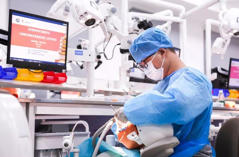 2026年武汉中部口腔展览会DENTAL EXHIBTION CENTRAL CHINA展馆现场，专业观众参观实况