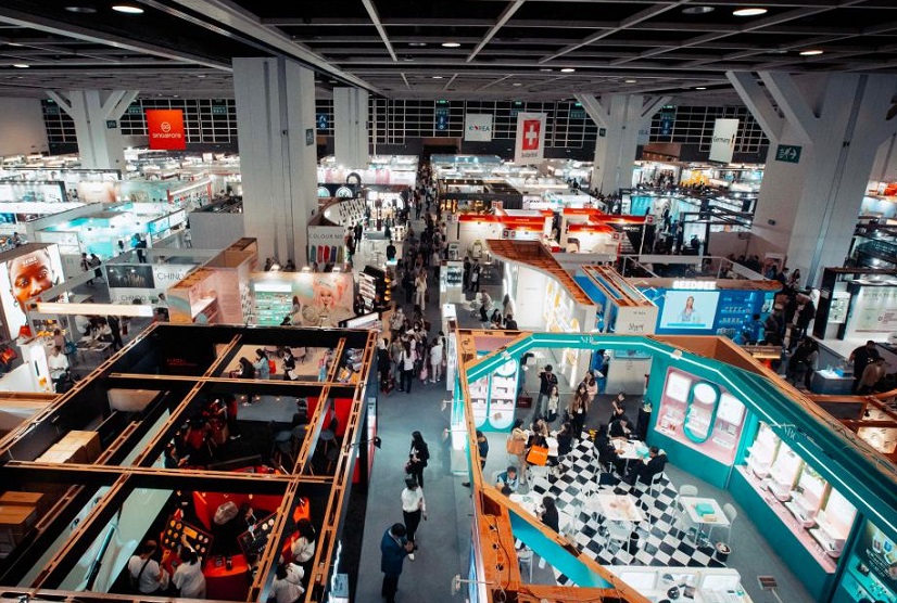 2026年卡思曼伯香港亚太美容展览会Cosmoprof Asia参展商与海外采购商展台洽谈现场