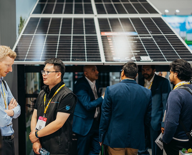 2026年澳洲澳大利亚墨尔本太阳能光伏展-全能周All-Energy参展商与海外采购商展台洽谈现场