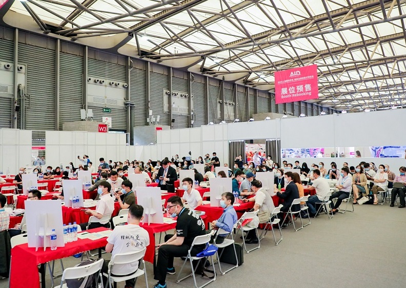 2027年上海国际养老辅具及康复医疗展-上海老博会AID参展商与海外采购商展台洽谈现场