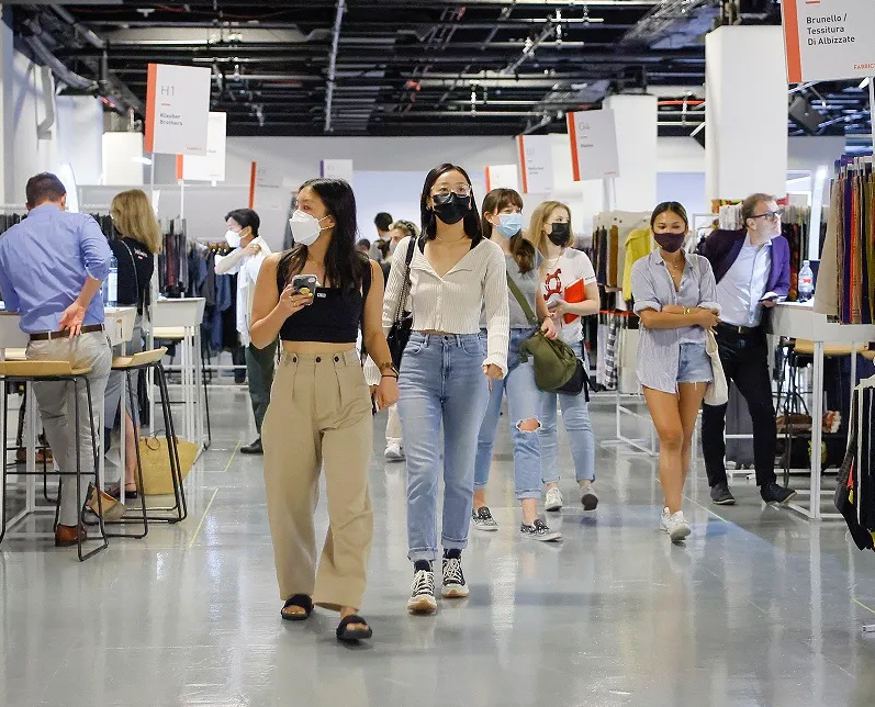 2027年美国纽约PV成衣展览会Premiere Vision New York参展商与海外采购商展台洽谈现场