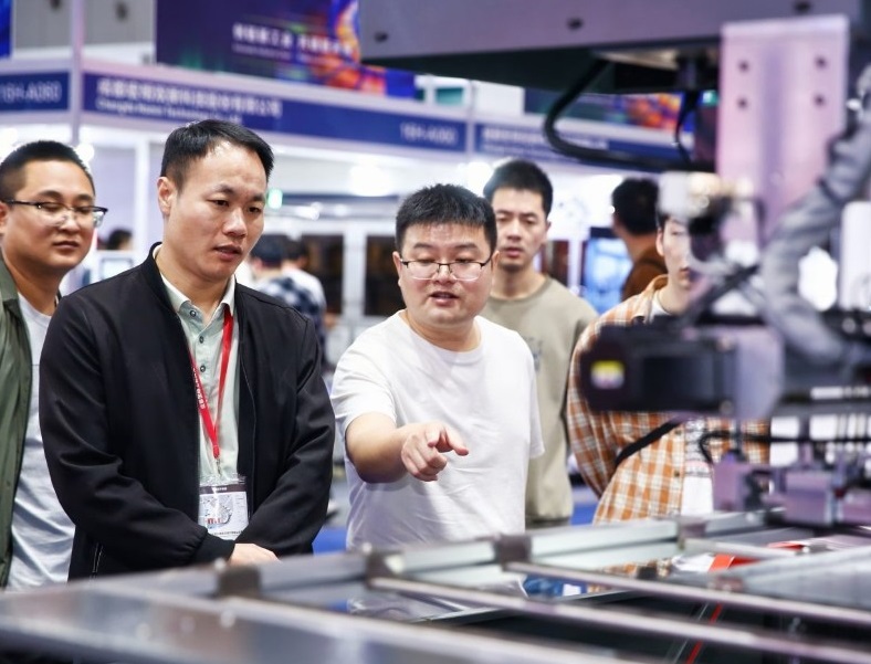 2027年成都国际节能与工业配套展览会EIAS参展商与海外采购商展台洽谈现场