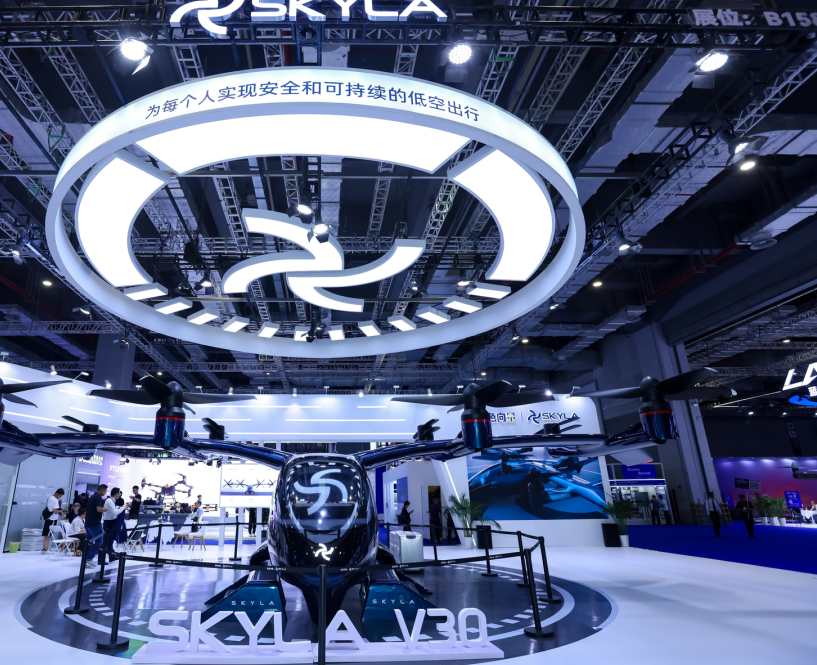 2027年上海国际低空经济博览会International Advanced Air Mobility Expo展馆现场,专业观众参观实况