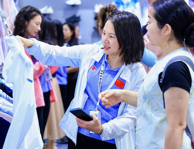 2027年上海职业装·团服展LINK FASHION参展商与海外采购商展台洽谈现场