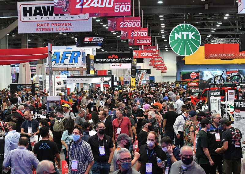 2026年美国拉斯维加斯改装车展览会SEMA SHOW参展商与海外采购商展台洽谈现场