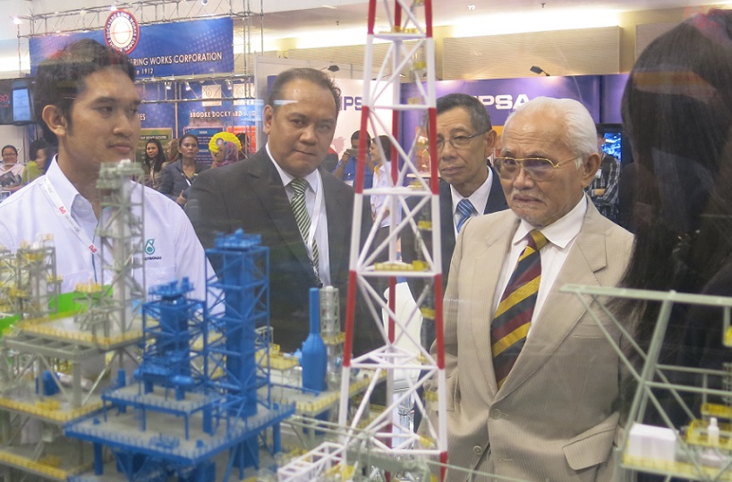 2027年马来西亚电力能源及水处理环保展International Energy Week展馆现场,专业观众参观实况