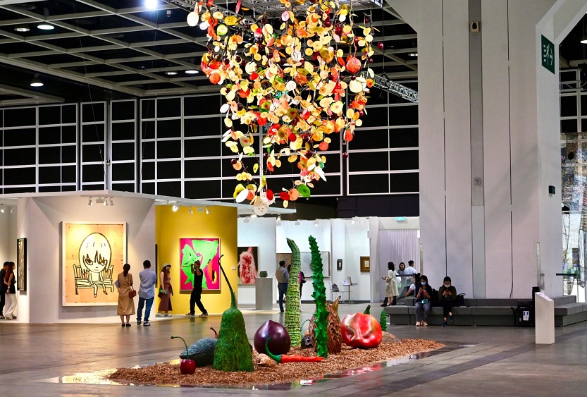 2027年香港巴塞尔艺术展Art Basel Hongkong参展商与海外采购商展台洽谈现场