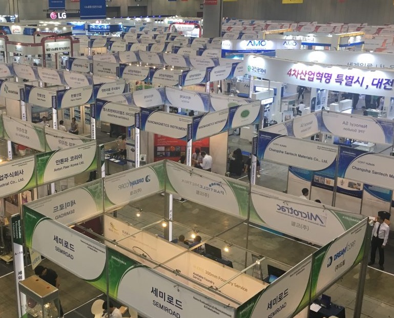 2027年韩国纳米产业展览会NANO KOREA参展商与海外采购商展台洽谈现场