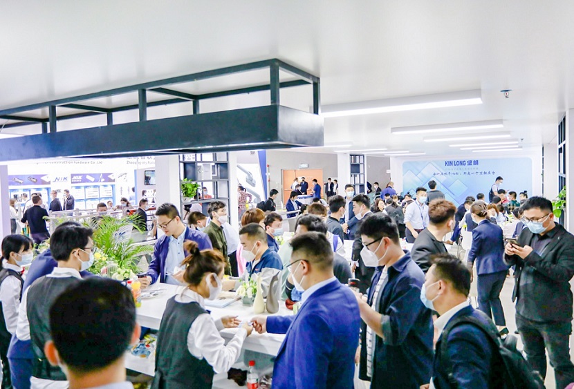 2027年广州国际门窗幕墙新产品博览会WINDOOR展馆现场,专业观众参观实况
