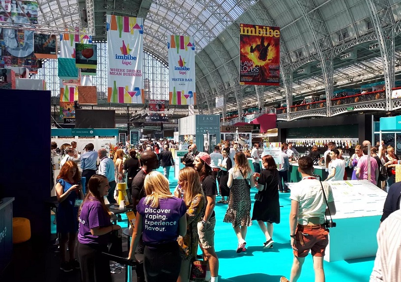 2027年英国伦敦葡萄酒及烈酒展览会BCB London参展商与海外采购商展台洽谈现场
