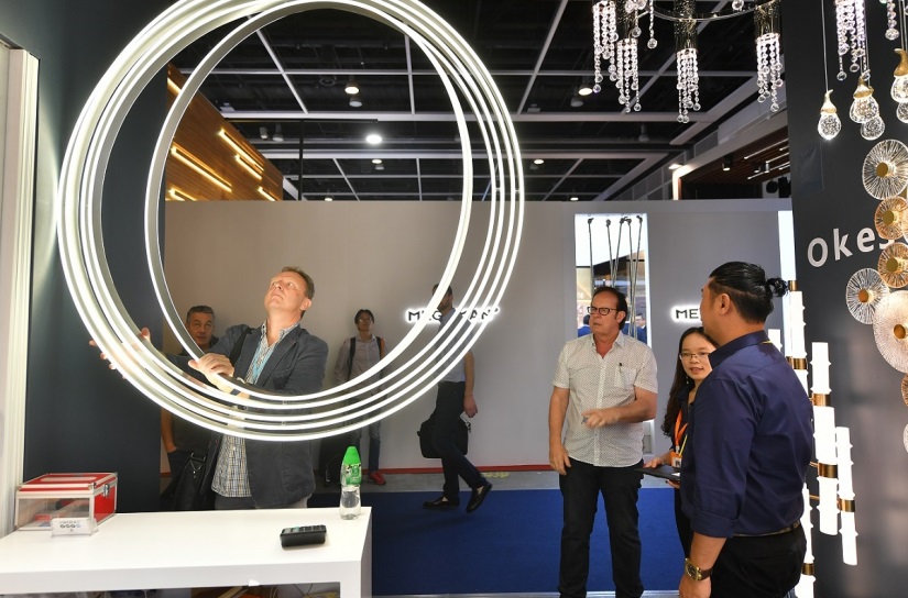 2027年香港春季灯饰、照明展览会Hongkong Lighting Fair参展商与海外采购商展台洽谈现场