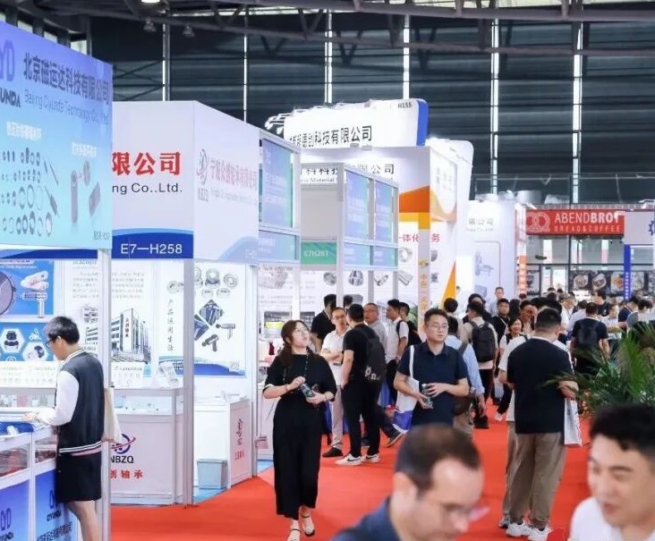 2027年上海国际磁性材料及非晶材料展览会CME展馆现场，专业观众参观实况