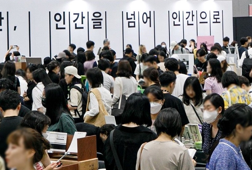 2027年韩国首尔书展览会SIBF展馆现场,专业观众参观实况